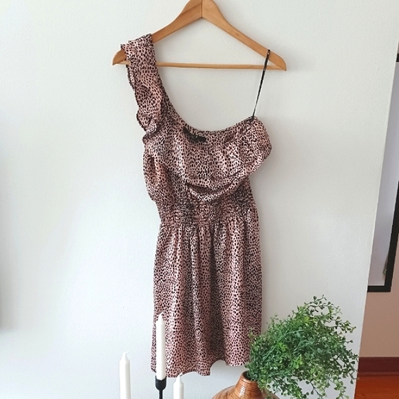 ⚡️SALE⚡️🌱Host Pick🌱Forever 21 Blush and Black One Shoulder Dress - Picture 6 of 8